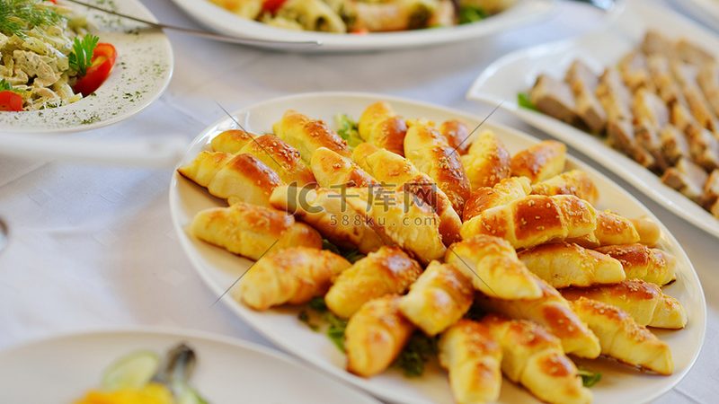 低筋面粉与高筋面粉：面包制作中的“双面佳人